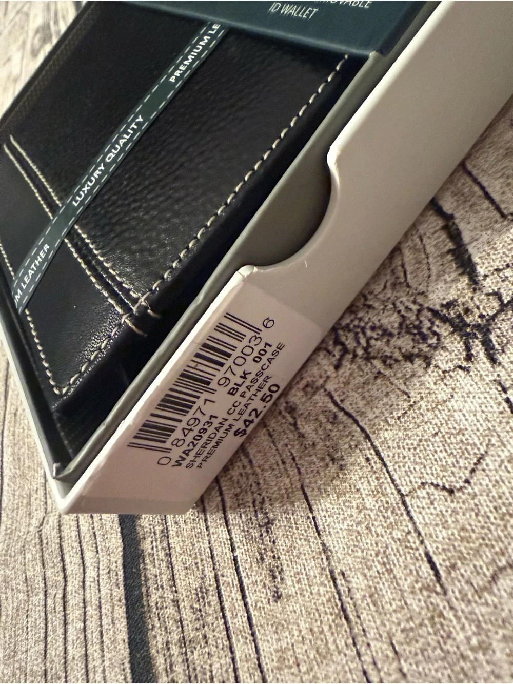 NWT! Perry Ellis men’s premium leather wallet and valet. In box, ready to gift!
